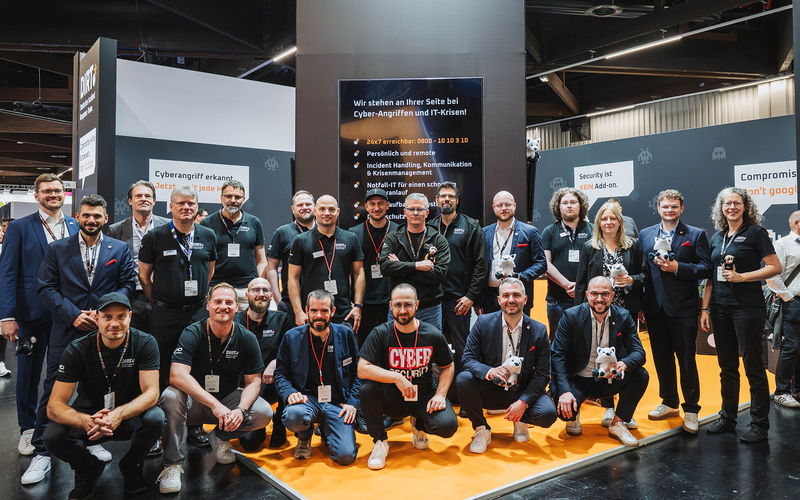 Teamfoto des DIRT. auf der it-sa, das eine starke Partnerschaft dokumentiert.