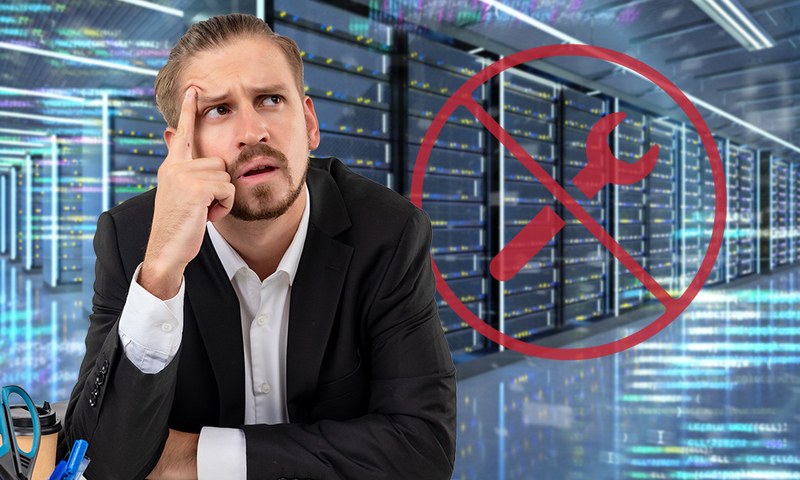 Ein IT-Mitarbeiter im Anzug stützt sich auf seinen Schreibtisch und überlegt. Im Hintergrund befindet sich ein Server-Raum, der von einem durchgestrichenen Service-Symbol verdeckt wird.