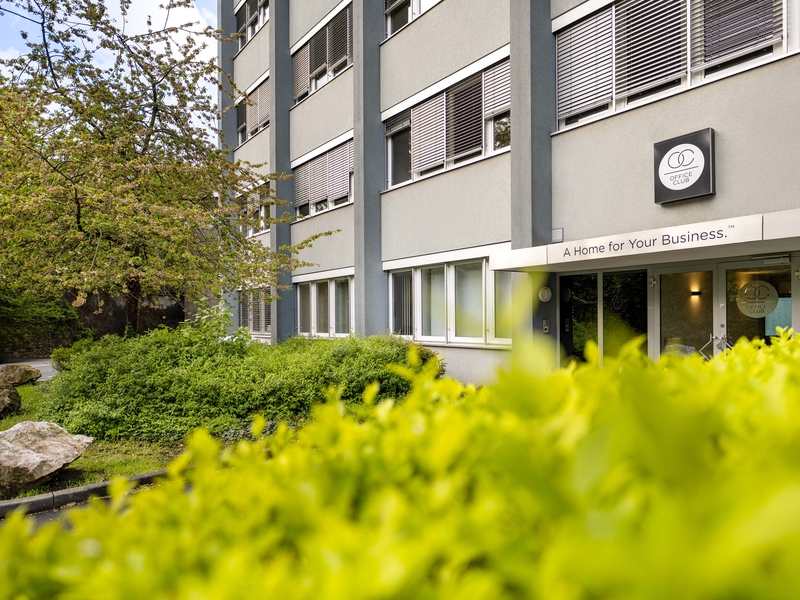 Das moderne Bürogebäude mit einladendem Eingang unterstützt SHD bei IT-Dienstleistungen für Unternehmen in Nürnberg.