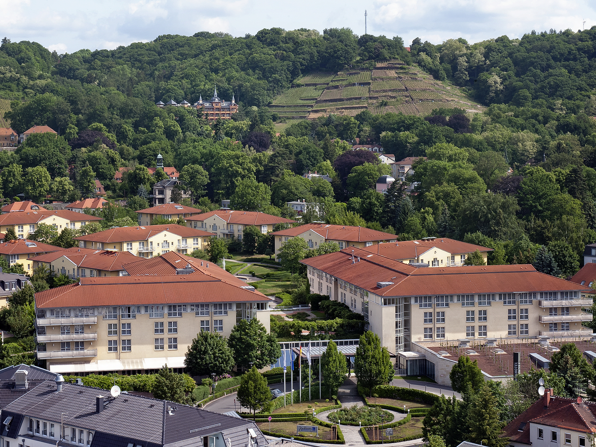 Luftansicht des Radisson-Hotels in Radebeul, in der Nähe von Dresden und Location der SHD IT-Convention 2027.