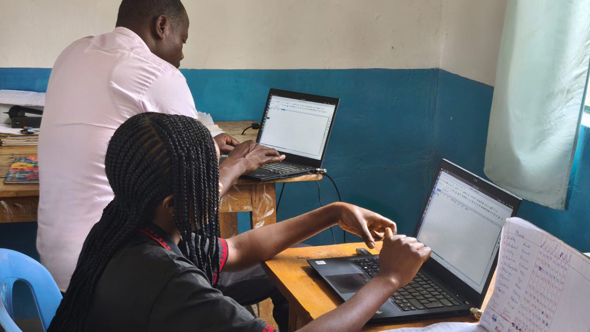 Lehrer und Key-Userin bei der Arbeit an den von SHD gespendeten Notebooks in Kenia.