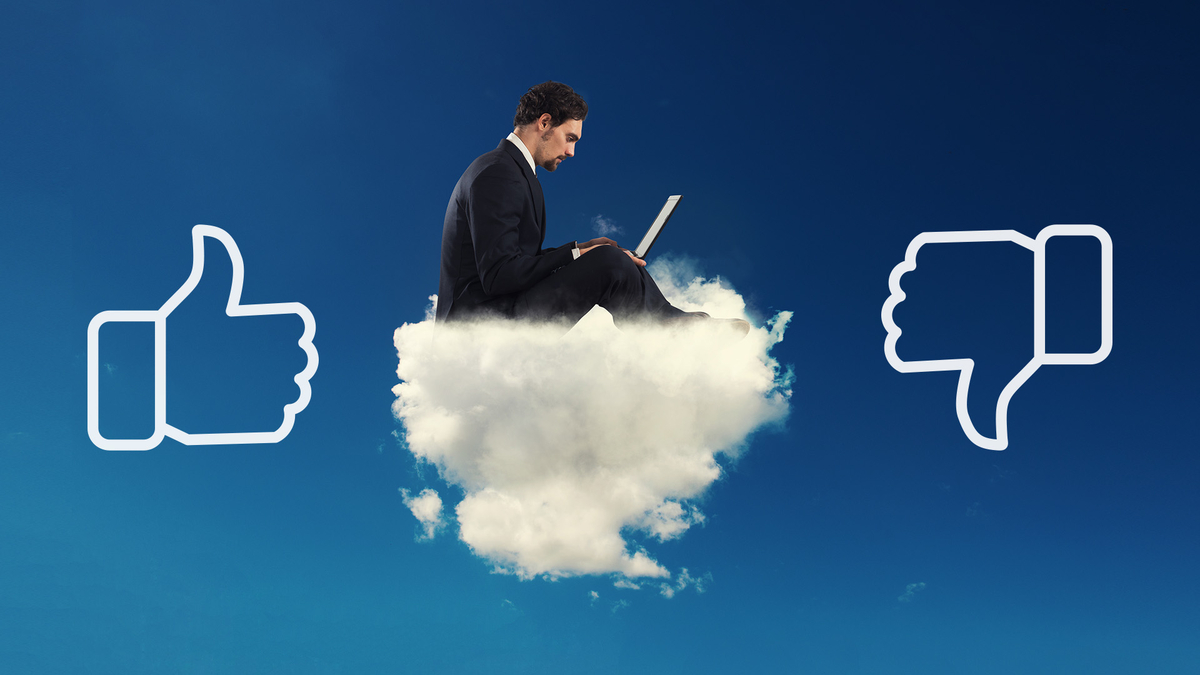 Ein Geschäftsmann sitzt mit Laptop auf einer Wolke. Neben ihm ein Daumen nach oben und nach unten, die seine Entscheidung zum Cloud Backup darstellen.