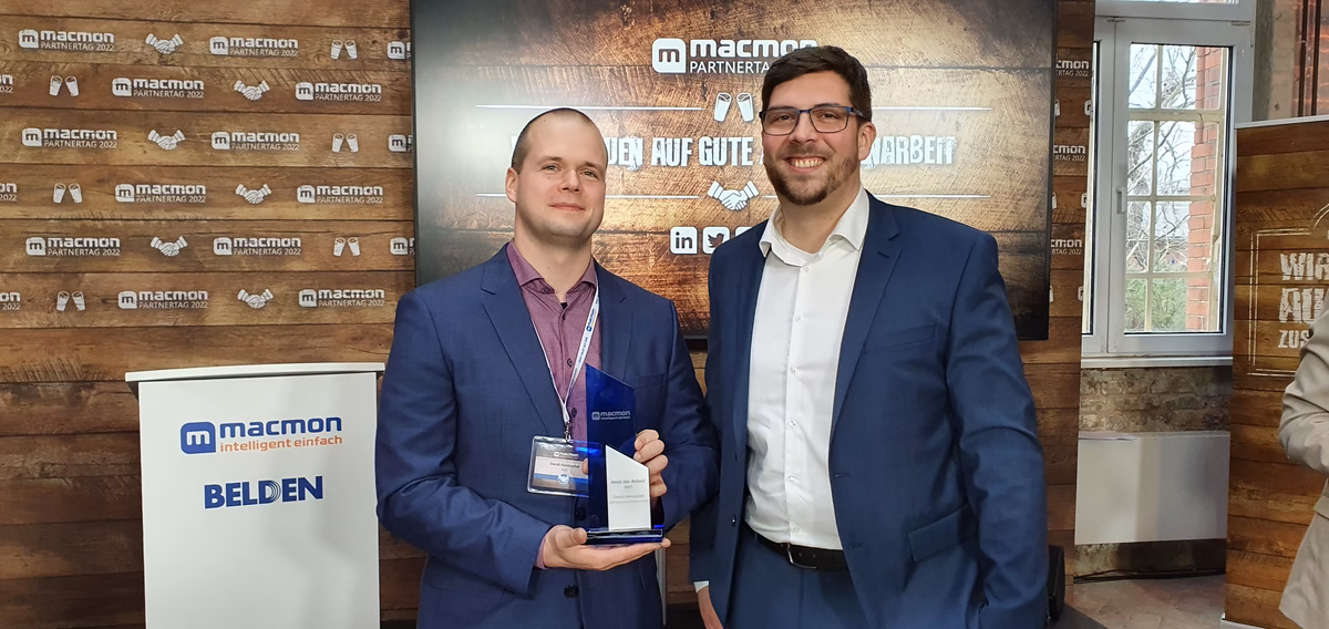 Security-Experte von SHD erhält einen Award von macmon überreicht.