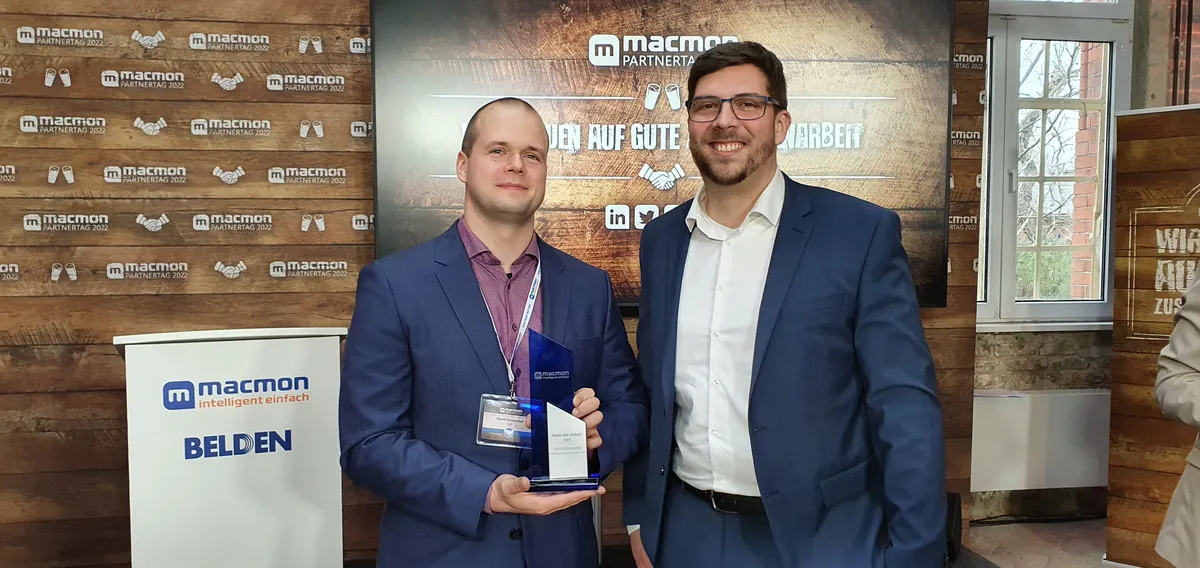 Security-Experte von SHD erhält einen Award von macmon überreicht.