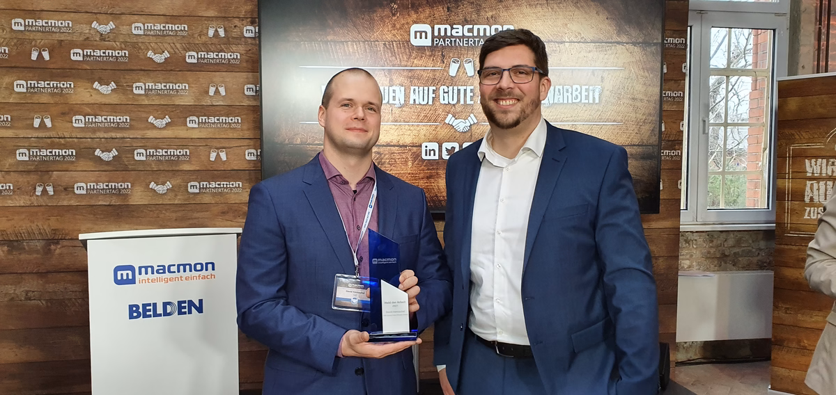 Security-Experte von SHD erhält einen Award von macmon überreicht.