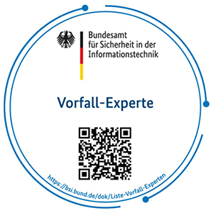 Rundlogo des BSI mit dem Text „Vorfall-Experte“, QR-Code und Sicherheitsinformation für IT-Dienstleister wie SHD.