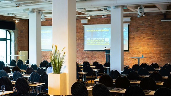 Moderne Konferenzräume mit Sitzplätzen, vorbereitet für die SHD IT-Convention über digitale Arbeitswelten.