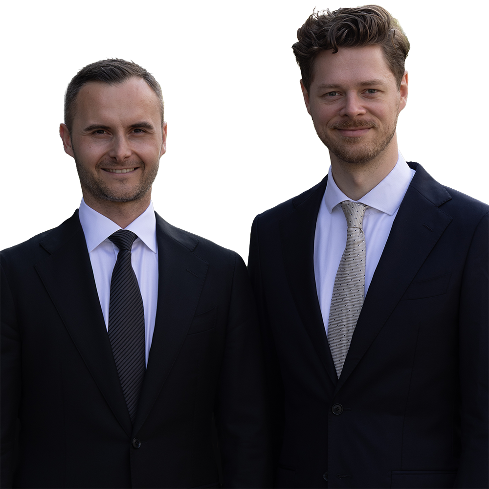 Die zwei Geschäftsführer und Rechtsanwälte von MAINLY nebeneinander im Anzug