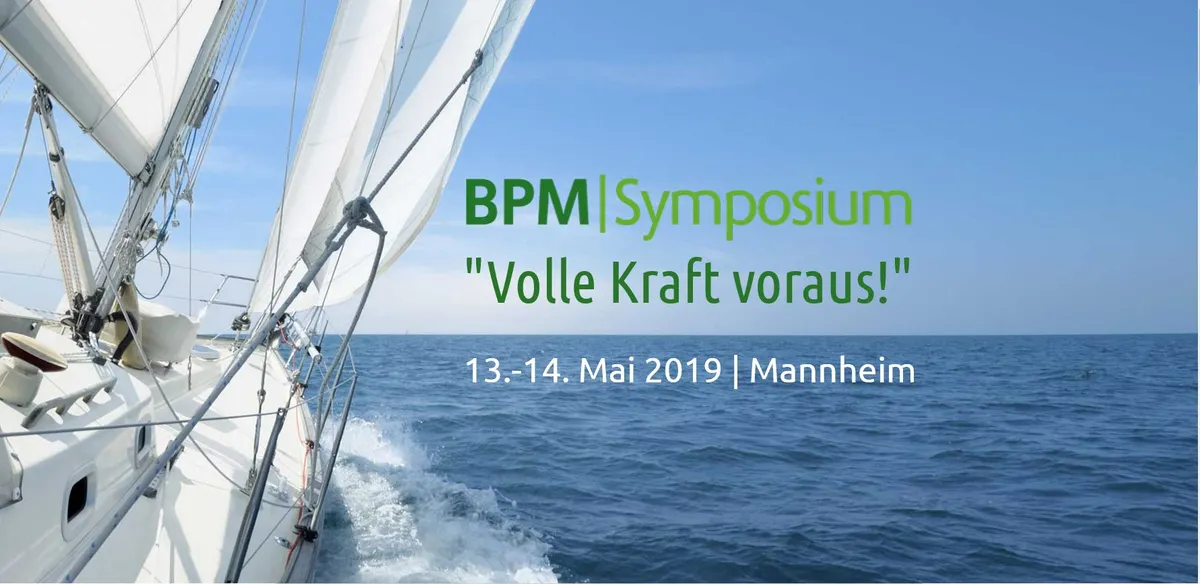 Segelboot auf hoher See mit voller Kraft voraus und Hinweis auf das BPM-Symposium in Mannheim