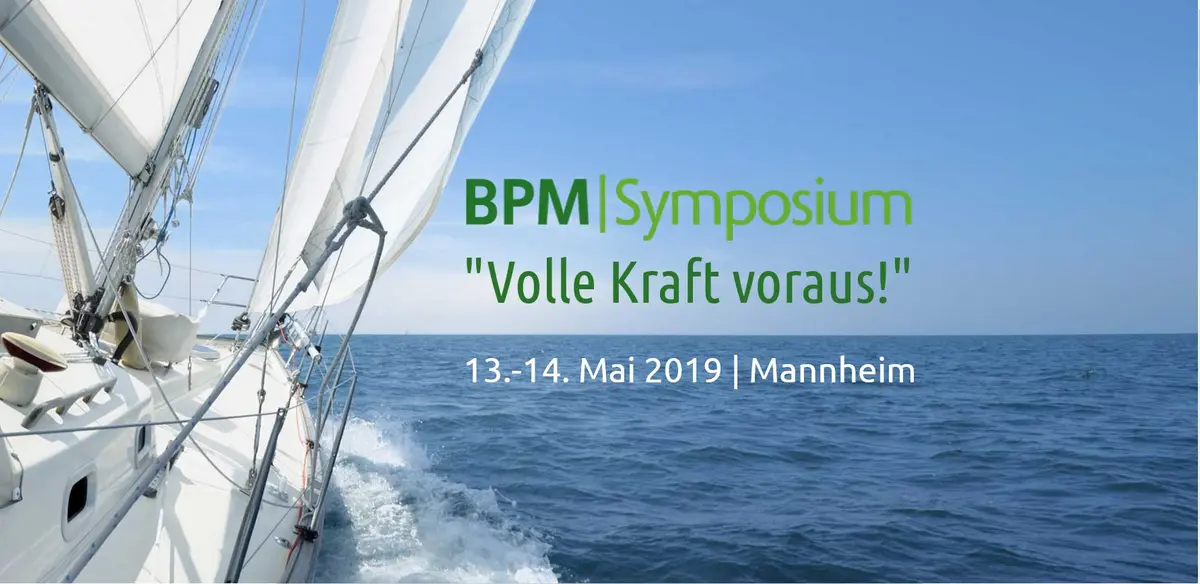 Segelboot auf hoher See mit voller Kraft voraus und Hinweis auf das BPM-Symposium in Mannheim