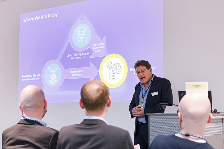 Ein Referent präsentiert aktuelle Entwicklungen im LLM-Training-Markt auf einer IT-Konferenz von SHD.