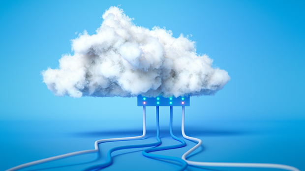 Eine Wolke verbindet sich mit farbigen Kabeln auf einem einfarbigen, hellblauen Hintergrund.