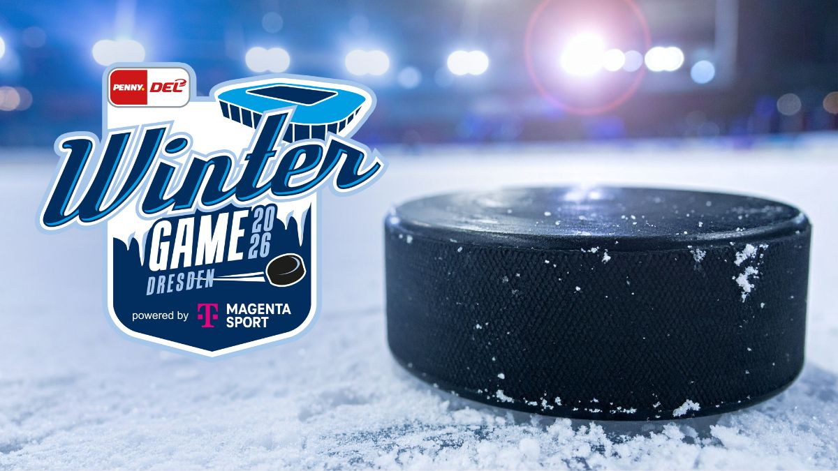 Ein Eishockey-Puck liegt auf dem Eis, daneben das Logo vom DEL Winter Game 2026 in Dresden.