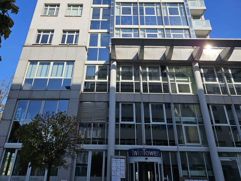 Moderne Bürogebäude „Twin Towers“ in einem urbanen Umfeld, ideal für IT-Dienstleistungen von SHD.
