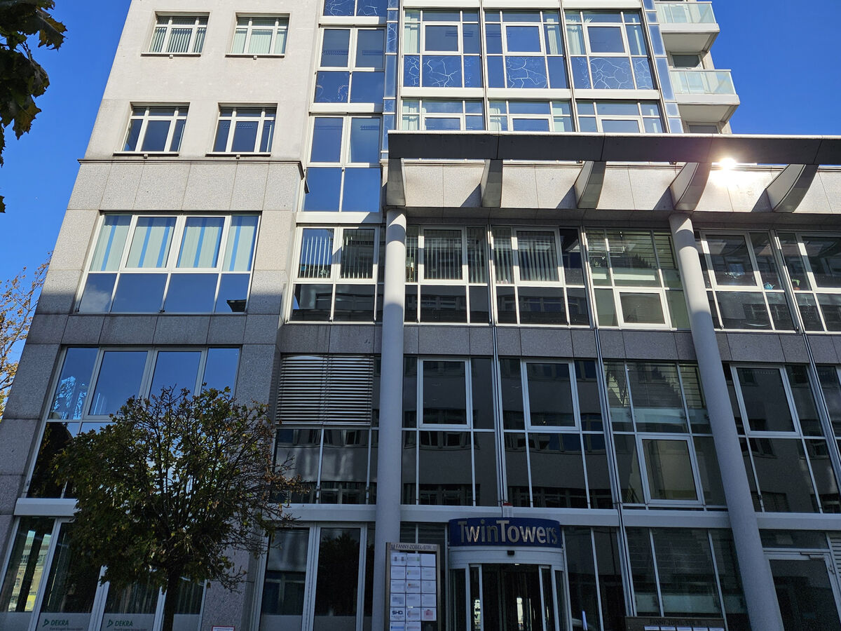 Moderne Bürogebäude „Twin Towers“ in einem urbanen Umfeld, ideal für IT-Dienstleistungen von SHD.