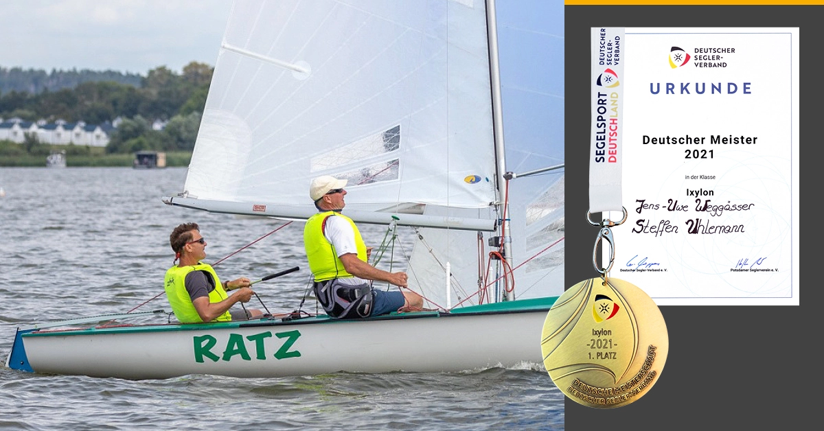 Zwei SHD Mitarbeiter beim Segeln, daneben Gold-Medaille und Urkunde als Deutscher Meister 2021 im Segelsport