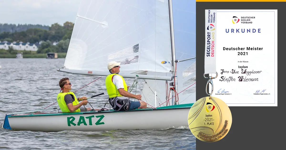 Zwei SHD Mitarbeiter beim Segeln, daneben Gold-Medaille und Urkunde als Deutscher Meister 2021 im Segelsport