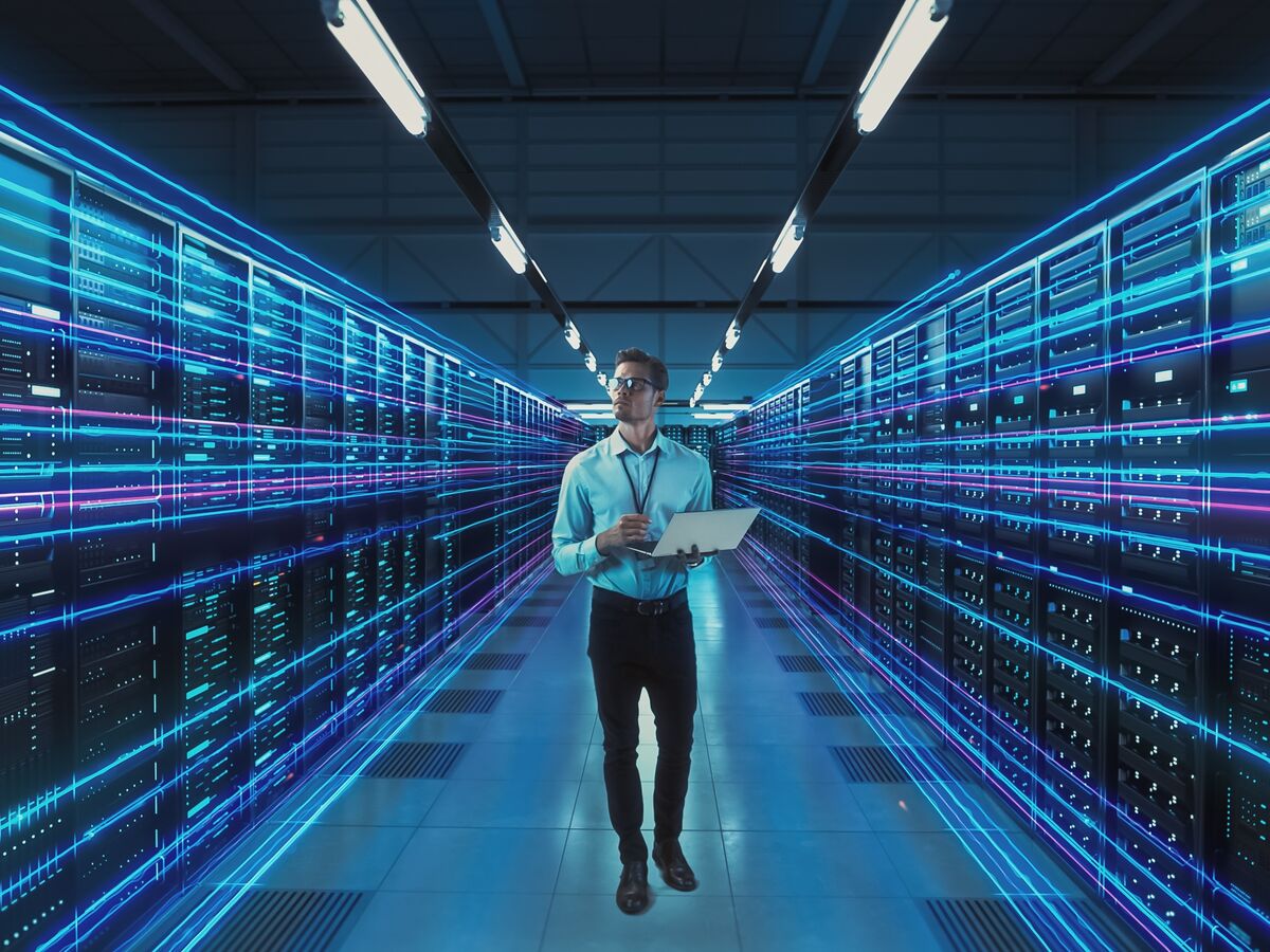 IT-Spezialist überprüft Server in einem hochmodernen Rechenzentrum von SHD mit innovativer Technik.