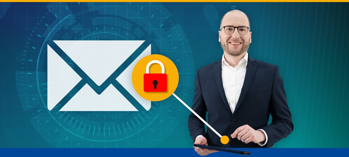 Ein Mann in einem Anzug hält ein Tablet und lächelt, während ein sicheres E-Mail-Symbol dargestellt wird.