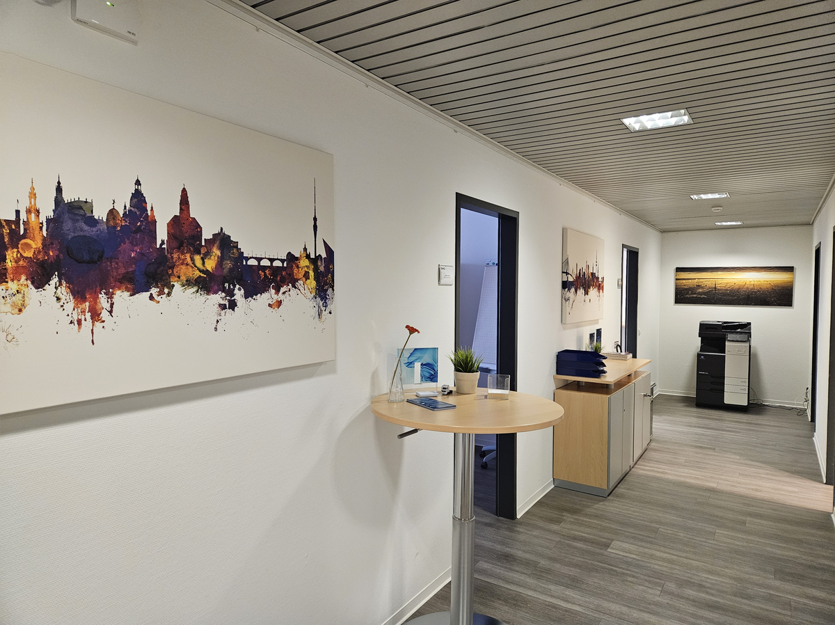 Hamburger Büro von SHD mit Kunstwerken, Büromöbeln und Drucker in moderner Umgebung.
