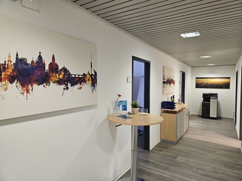 Hamburger Büro von SHD mit Kunstwerken, Büromöbeln und Drucker in moderner Umgebung.