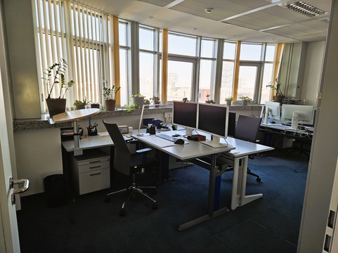 Modernes Berliner Büro mit zwei Schreibtischen, Monitoren und Pflanzen, gestaltet für IT-Dienstleistungen von SHD.