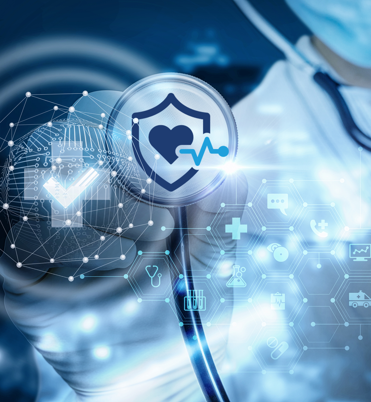 Medizinische Fachkraft hält das Stethoskop an ein digitales Gesundheitssymbol mit Herz und EKG-Linie. Im Hintergrund vernetzte Gesundheits- und Technologie-Icons sowie ein Schutzschild als Symbole für digitale Sicherheit im Gesundheitswesen.