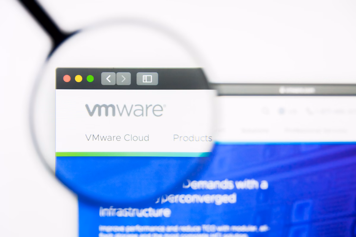 Eine Lupe vergrößert das Logo von VMware in einer Software-Lösung aus dem IT-Portfolio von SHD