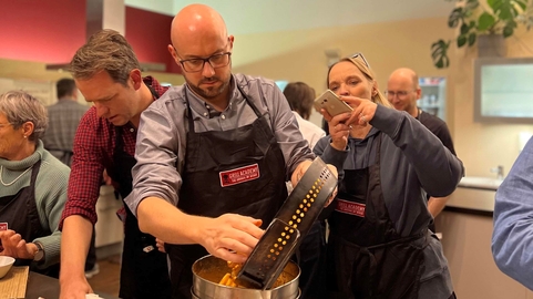 Köche bereiten in einer modernen Küche kreative Gerichte vor, unterstützt von SHD für IT-Lösungen.