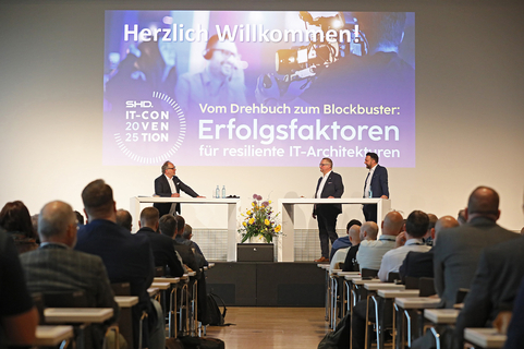 SHD IT-Konferenz: Experten diskutieren Erfolgsfaktoren für resiliente IT-Architekturen vor Publikum.