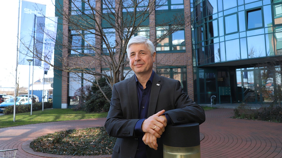 Ehemaliger SHD Geschäftsführer Dr. Frank Karow vor dem SHD Geschäftsgebäude in Dresden