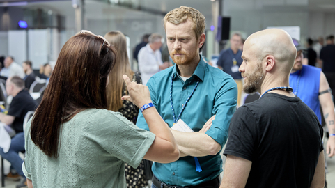 Networking-Event: Personen interagieren und diskutieren über IT-Lösungen von SHD in modernem Umfeld.