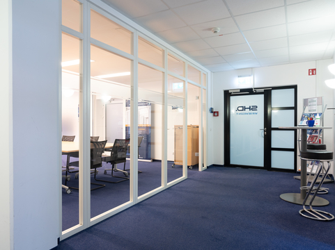 Moderne Büroumgebung von SHD mit Konferenzraum und Empfangsbereich für IT-Dienstleistungen.