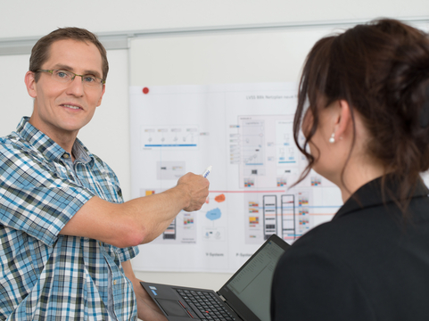 Ein Präsentator erläutert IT-Lösungen von SHD anhand einer Diagrammpräsentation.