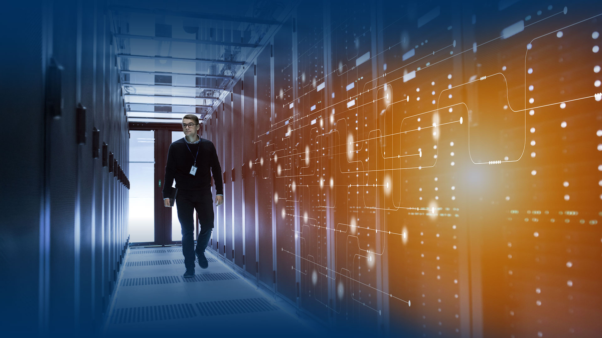 Ein IT-Experte läuft prüfend durch ein Rechenzentrum. Die Server werden von einem leuchtenden Netzwerk überlagert und symbolisieren sicheren IT-Betrieb.