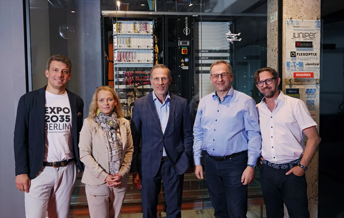 Fünf Fachleute von SHD stehen vor einem Serverrack, um innovative IT-Lösungen zu präsentieren.