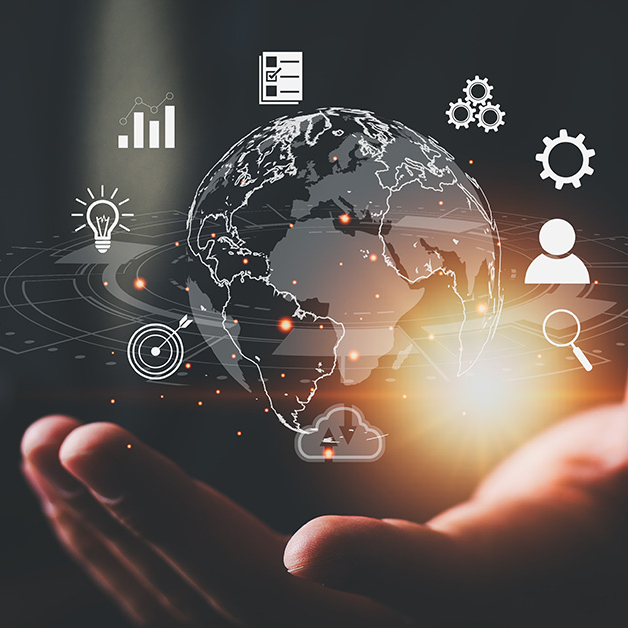 In einer offenen Hand fliegt eine Weltkugel. Sie ist von IT-Elementen umgeben, die Themen wie Cloud, Datenanalyse oder Nutzerverwaltung bei Microsoft 365 symbolisieren.