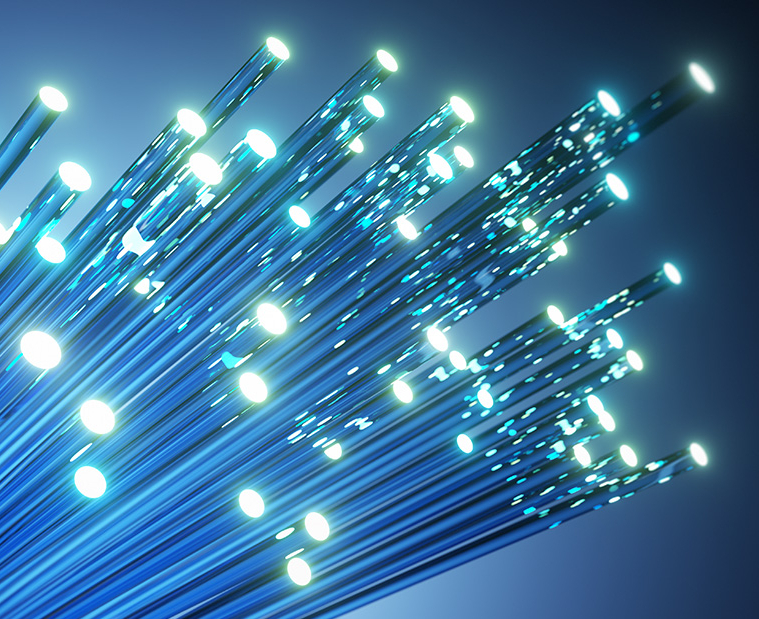 Ein offenes Bündel mit Glasfaserkabeln zeigt in die Höhe und leuchtet blau.