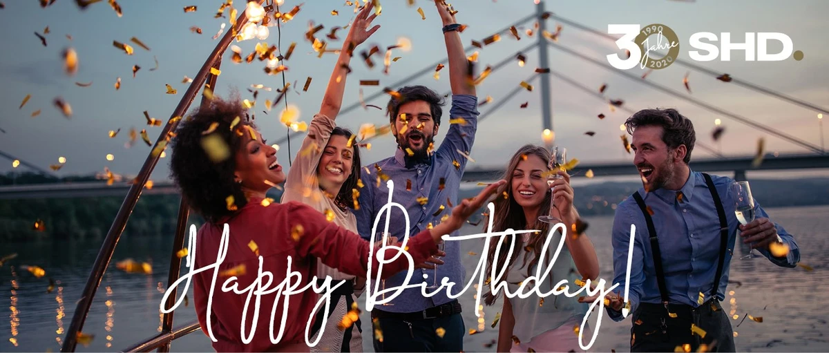 Feiernde junge Menschen im Freien mit dem Jubiläumslogo für 30 Jahre SHD und Happy Birthday!