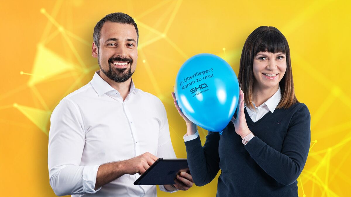 Zwei Mitarbeiter von SHD lächeln, halten ein Tablet und einen blauen Ballon in einem gelben Hintergrund.