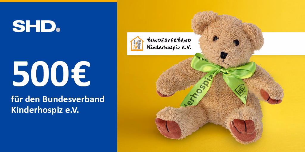 Teddy mit grüner Schleife symbolisiert 500 Euro Spende von SHD an den Bundesverband Kinderhospiz e.V.