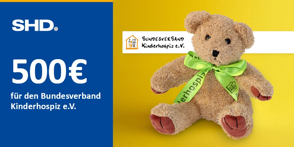 Teddy mit grüner Schleife symbolisiert 500 Euro Spende von SHD an den Bundesverband Kinderhospiz e.V.