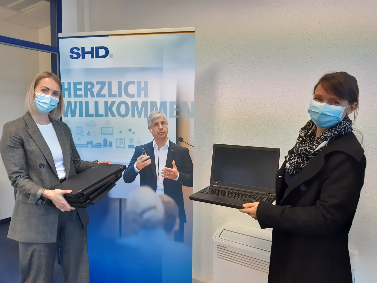 Übergabe von gespendeten Laptops an die Kinderarche durch eine SHD Mitarbeiterin