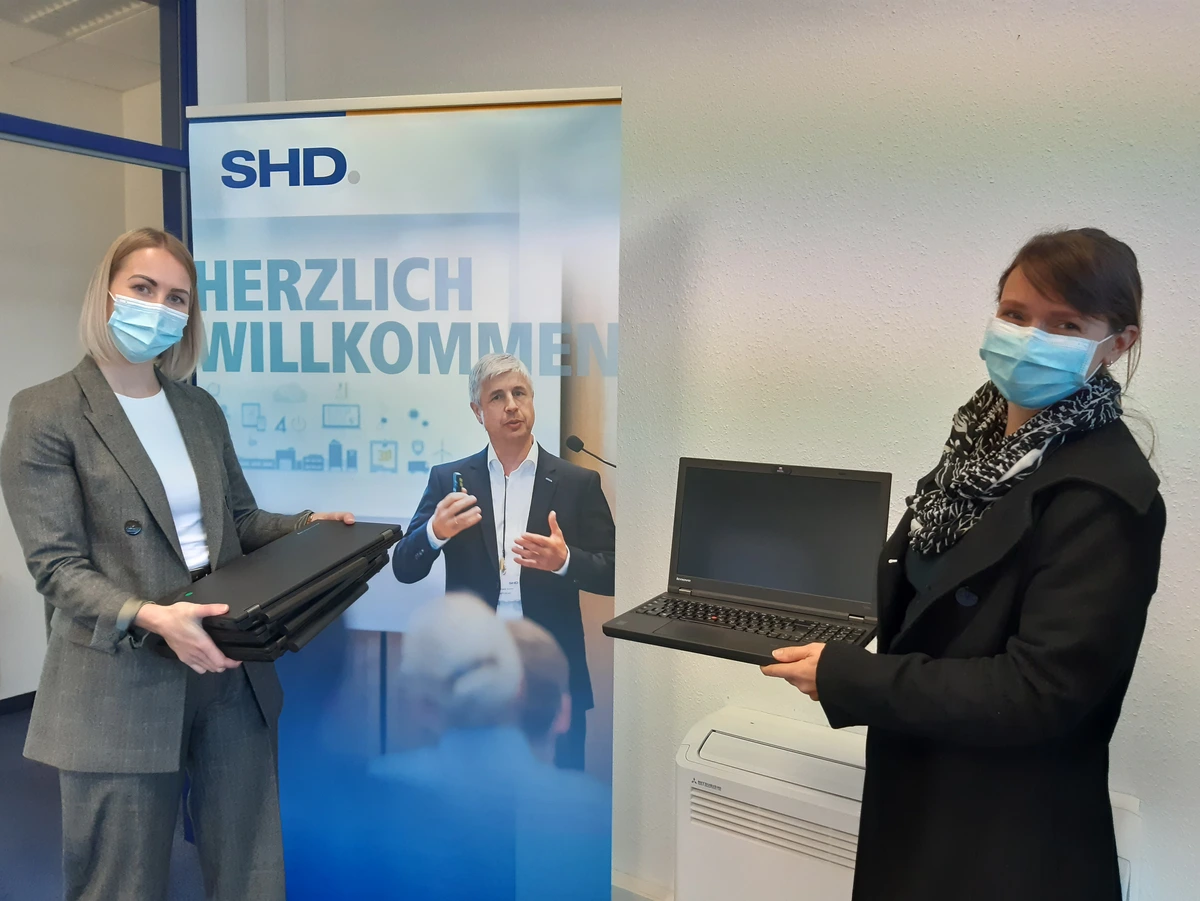 Übergabe von gespendeten Laptops an die Kinderarche durch eine SHD Mitarbeiterin