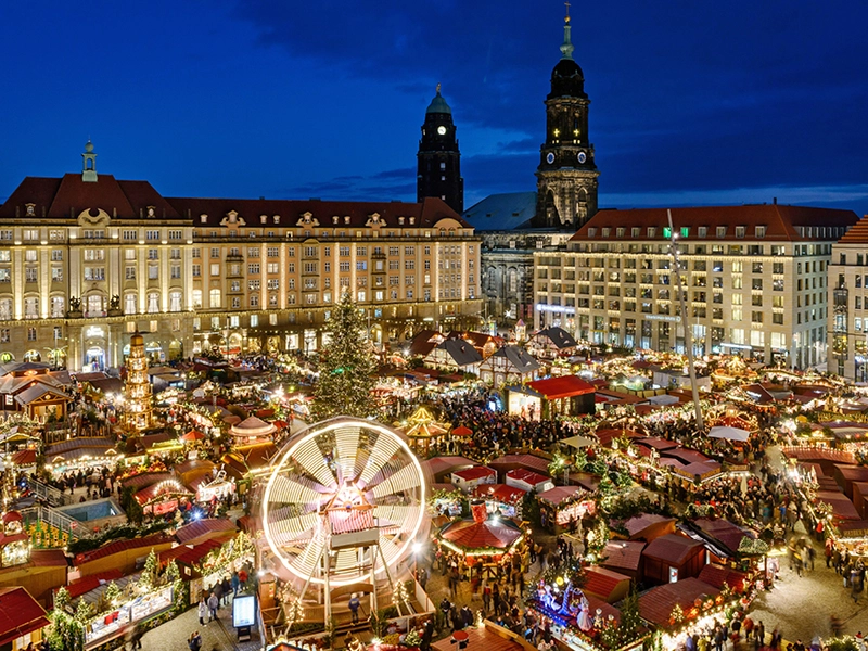 Luftaufnahme vom weihnachtlichen Striezelmarkt bei Nacht im SHD Standort Dresden