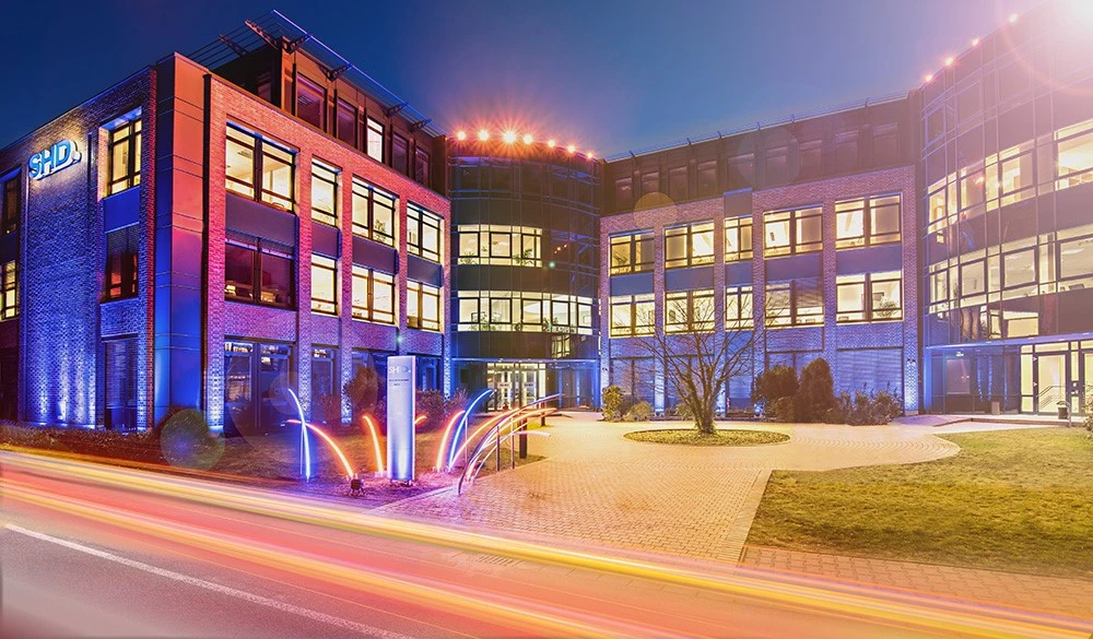 Bunt beleuchtete Bürofassade der Geschäftsstelle von SHD in Dresden