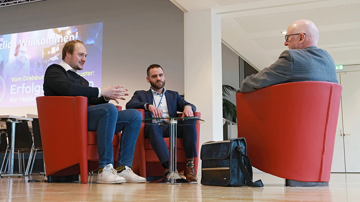 Zwei Fachexperten von pco und SHD geben ein Interview in einem Konferenzraum auf der SHD IT-Convention.