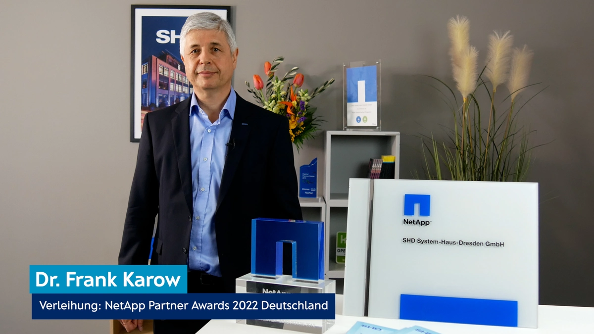 SHD Geschäftsführer Dr. Frank Karow präsentiert den NetApp Partner Award 2022