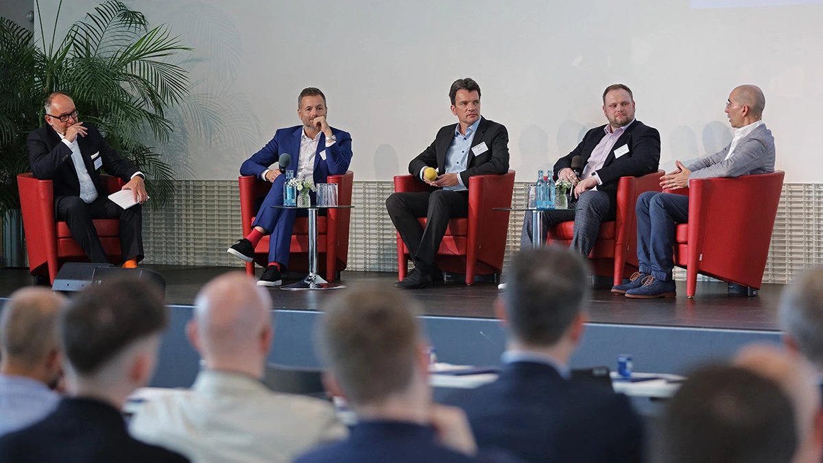 Paneldiskussion mit IT-Experten von SHD zu innovativen Technologien in einem modernen Konferenzraum.