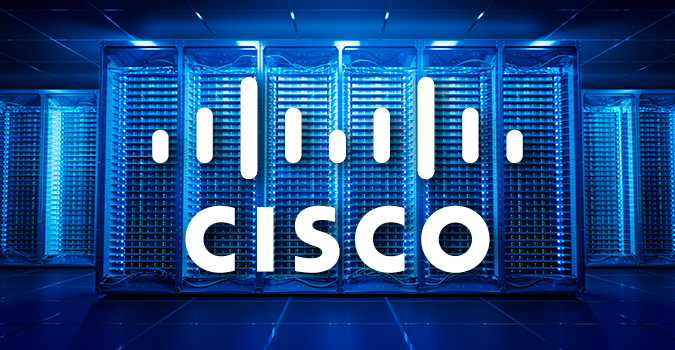 Ein großes Datenzentrum mit blauen Lichtern und Cisco-Logo im Vordergrund.